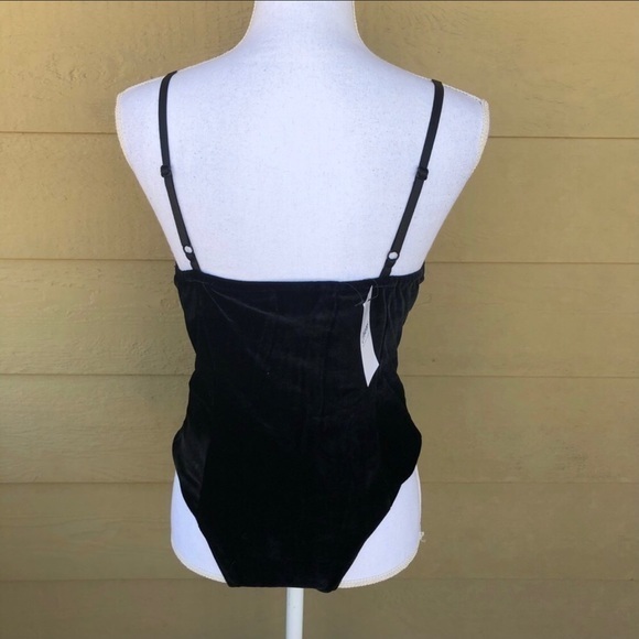 Velvet Black Heart Neck Bodysuit Size M - Picture 8 of 8